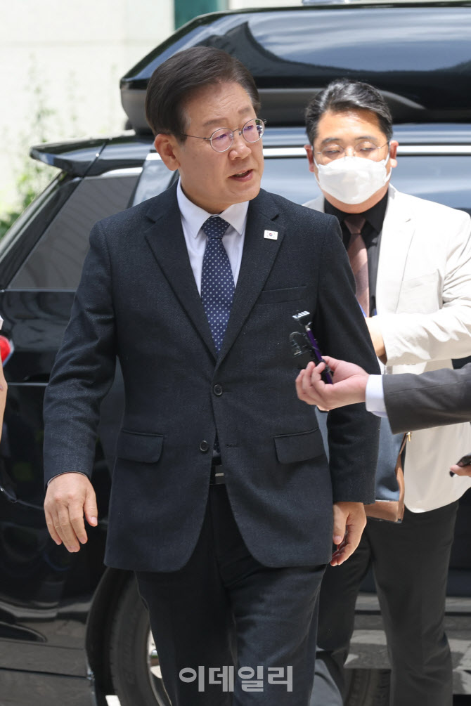 취재진 질문 받는 이재명 더불어민주당 대표                                                                                                                                                         