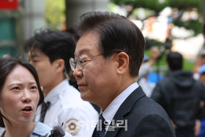 이재명 더불어민주당 대표, 법정으로 이동                                                                                                                                                           