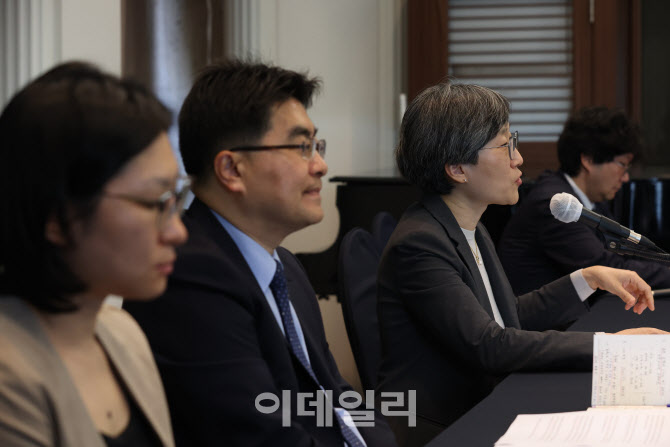 발언하는 강희경 서울의대·병원 교수협의회 비대위원장                                                                                                                                              