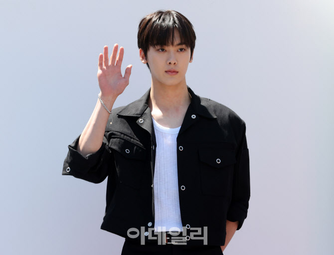 아스트로 산하, `한강대교 위 호텔` 스카이 스위트 한강브릿지 서울 왔어요!                                                                                                                           