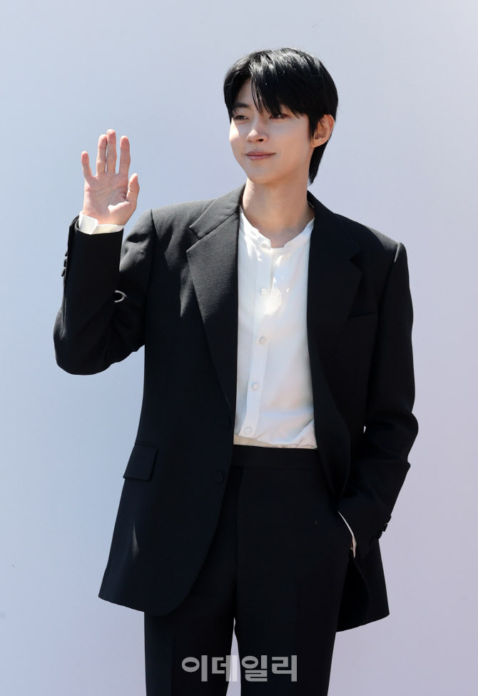 황인엽, `한강대교 위 호텔` 스카이 스위트 한강브릿지 서울 왔어요!                                                                                                                                  