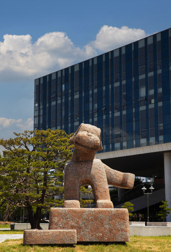 KAIST 조각작품 '생생이' 공개···"3.8m 강아지 보러 오세요"