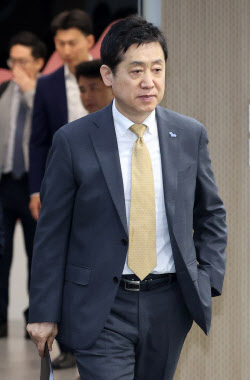 [포토]대출 갈아타기 서비스 이용자·실무자 간담회 참석하는 김주현 위원장                                                                                                                                 