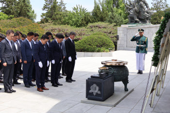 한화 방산3사 임직원 현충원 합동 참배