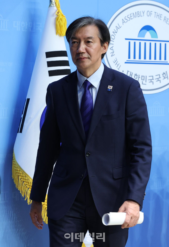 '기자회견 마친 조국 대표'                                                                                                                                                               