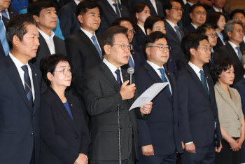 민주당 의원총회, '발언하는 이재명 대표'