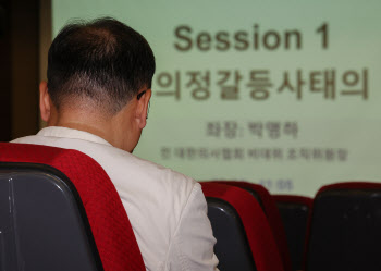 의대교수들 "의대증원 대학총장에 민사소송…책임 끝까지 묻겠다"