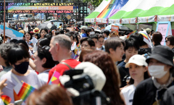 서울광장 밖 '퀴어 축제' 무더위에도 성황 이뤄…인근서 반대 집회도