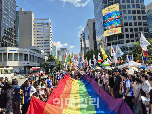 서울 도심 속 퀴어축제 행렬…동성애 반대단체도 맞불 집회(종합)
