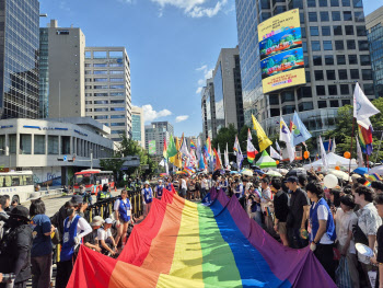 서울 도심 속 퀴어축제 행렬…동성애 반대단체도 맞불 집회(종합)