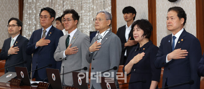 국민의례하는 국무위원들                                                                                                                                                                           