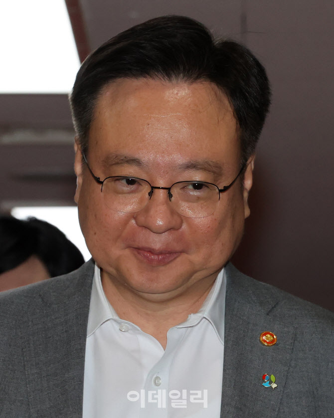 국무회의 입장하는 조규홍 보건복지부 장관                                                                                                                                                          
