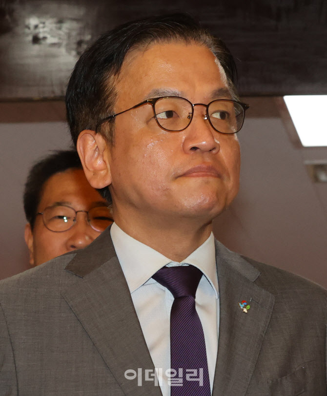 국무회의 입장하는 최상목 경제부총리 겸 기획재정부 장관                                                                                                                                            