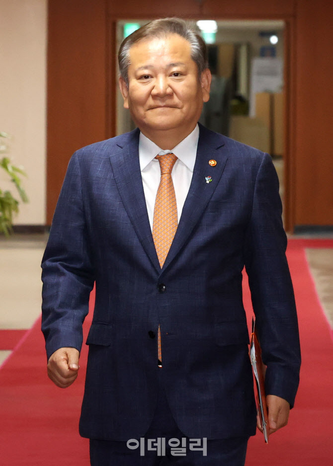 국무회의 입장하는 이상민 행정안전부 장관                                                                                                                                                          