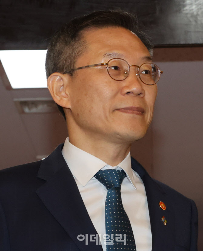국무회의 입장하는 이종호 과학기술정보통신부 장관                                                                                                                                                  