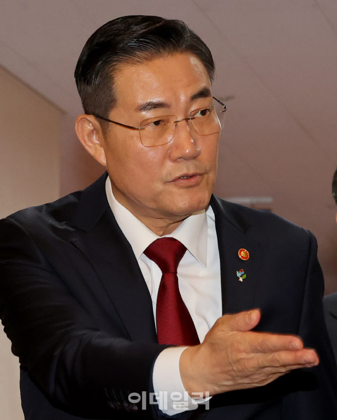 국무회의 입장하는 신원식 국방부 장관                                                                                                                                                              