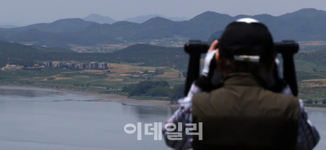 북녘 바라보는 시민                                                                                                                                                                                