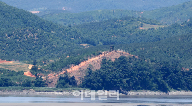 철책 설치하는 북한군                                                                                                                                                                              