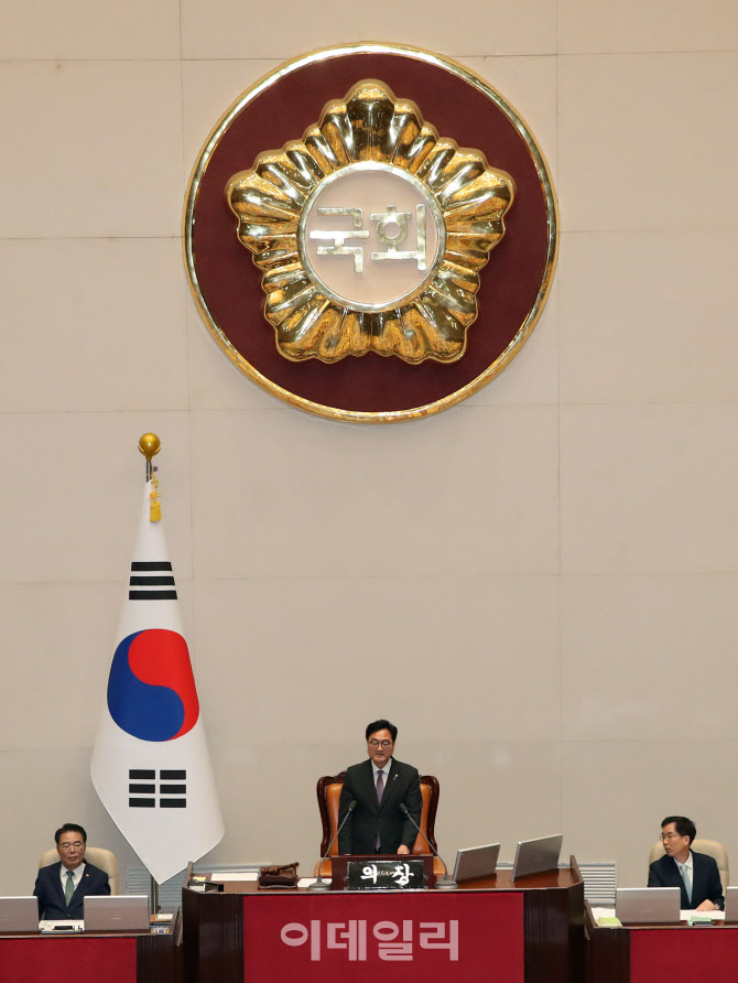 '당선인사하는 우원식 국회의장'                                                                                                                                                          