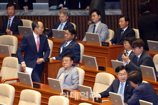 본회의 '발언대 향하는 추경호 원내대표'                                                                                                                                                  