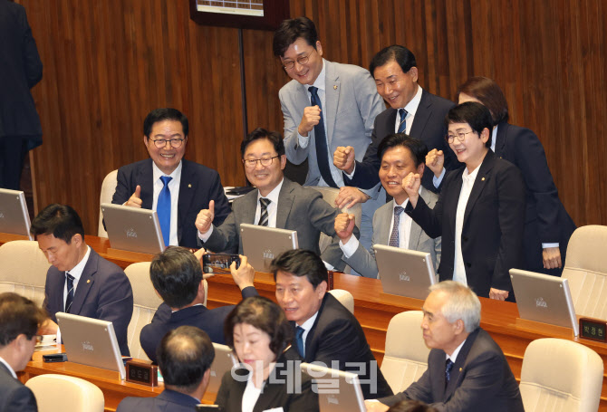 22대 국회 첫 본회의, '기념촬영하는 더불어민주당 의원들'                                                                                                                                 