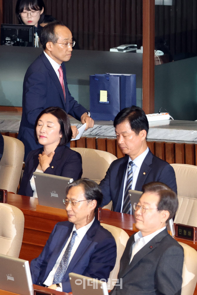 '본회의장 나가는 추경호 원내대표'                                                                                                                                                       