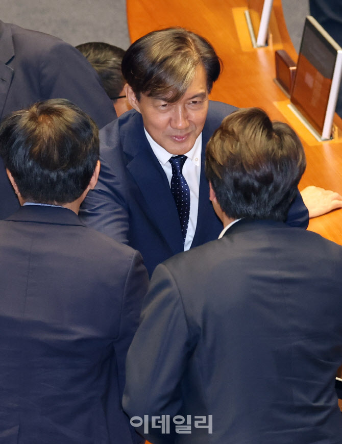 본회의, '의원들과 인사하는 조국 대표'                                                                                                                                                   
