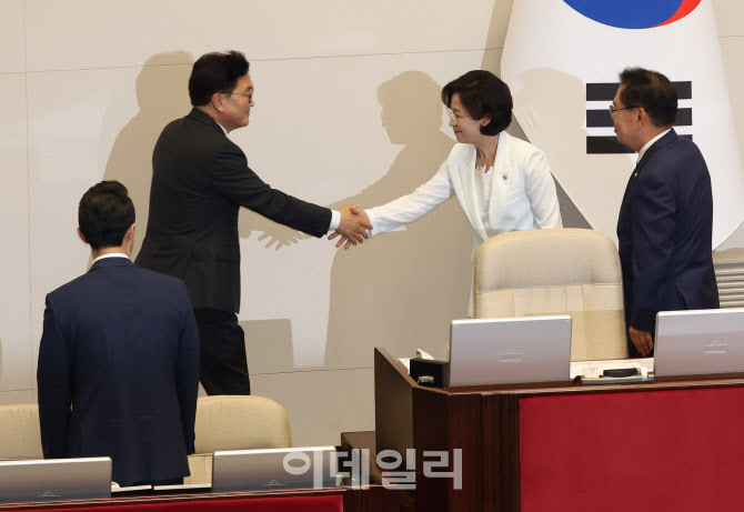 본회의, '악수하는 우원식-추미애'                                                                                                                                                        