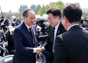 현충일 맞은 與 "北위협서 지킬 것"…野 "尹 순국선열 뵐 낯 없게 해"