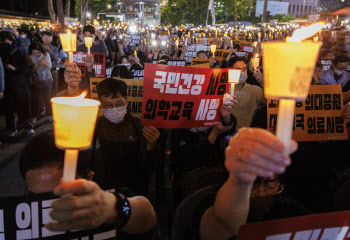 홍승봉 교수 "국민 촛불시위로 전공의 복귀 촉구하자"