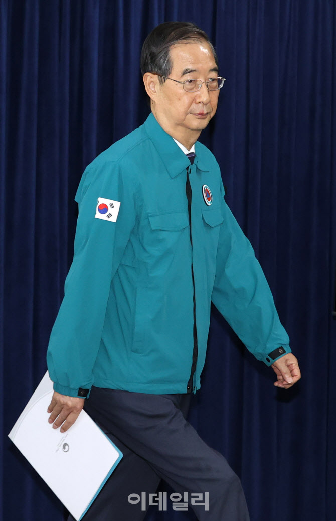 의료개혁 관련 브리핑 위해 입장하는 한덕수 총리                                                                                                                                                    