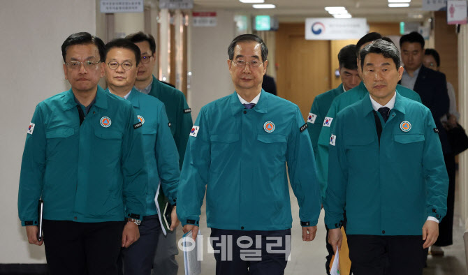 의료개혁 관련 브리핑 향하는 한덕수 총리와 국무위원들                                                                                                                                              