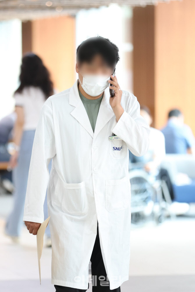 이동하는 의료진                                                                                                                                                                                   