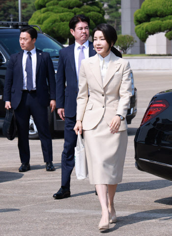 권익위, 김여사 명품가방 수수 의혹에 “위반사항 없어...종결처리”