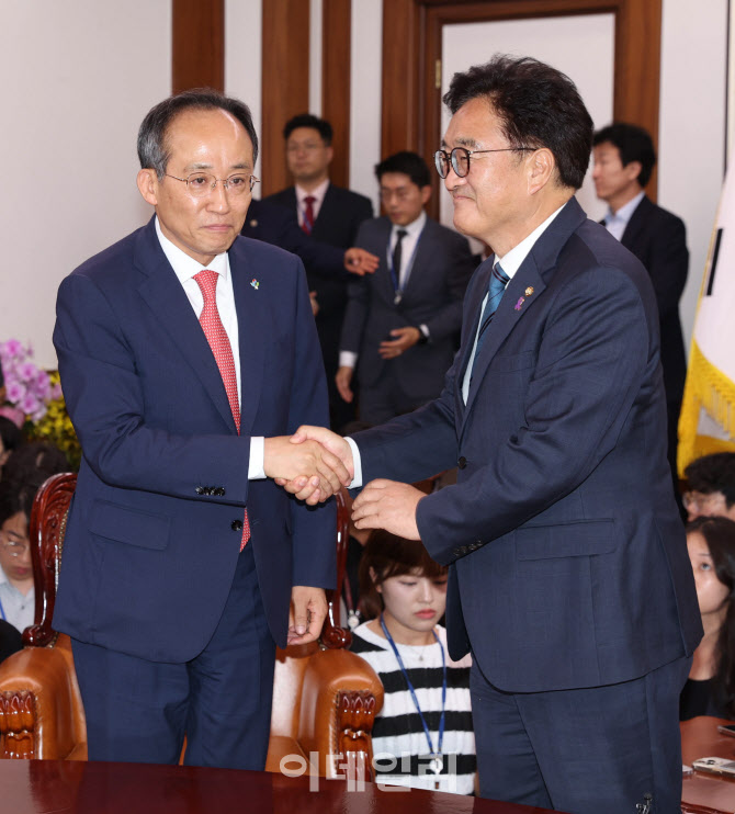 '악수하는 우원식-추경호'                                                                                                                                                                