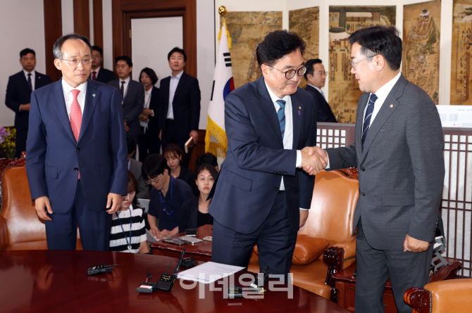 '악수하는 우원식-박찬대'                                                                                                                                                                