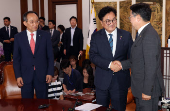 악수하는 우원식-박찬대, '바라보는 추경호'