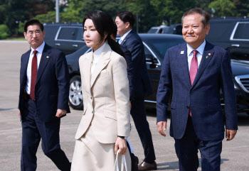 김건희 여사 순방 떠난 날...권익위 “명품가방 수수 위반사항 없다” 종결