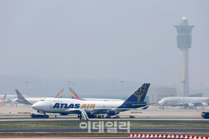 타이어 파열로 멈춰 선 아틀라스 화물기                                                                                                                                                             