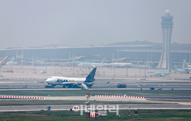 인천공항 활주로에 멈춰선 아틀라스 화물기                                                                                                                                                          