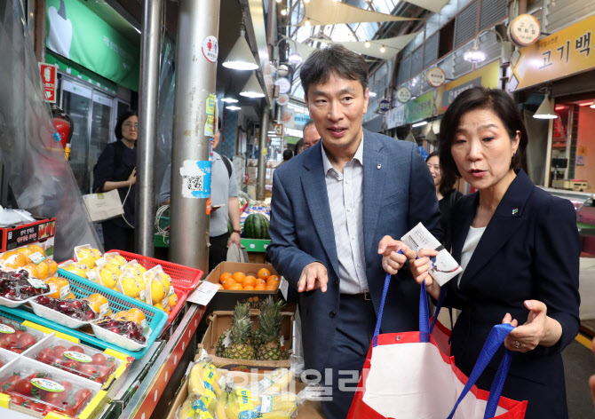  전통시장 물품구매하는 오영주 장관과 이복현 원장                                                                                                                                                  