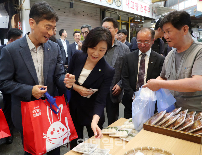  재래시장 장보는 오영주 장관과 이복현 원장                                                                                                                                                        