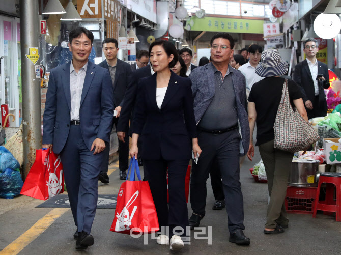  통인시장 장보는 중기부장관과 금감원장                                                                                                                                                            