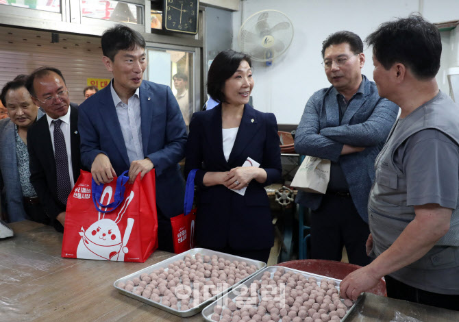 통인시장 장보는 오영주 장관과 이복현 원장                                                                                                                                                        