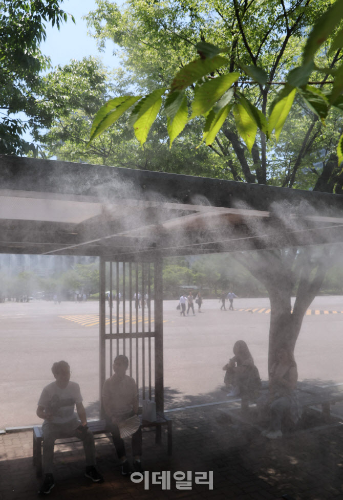 '무더위에 쿨링포그 가동'                                                                                                                                                                