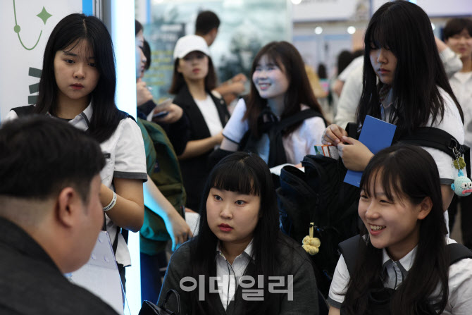 채용 상담 받는 학생들                                                                                                                                                                             