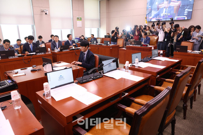 법사위 첫 전체회의, '법사위 열차는 정각에 출발합니다'                                                                                                                                   