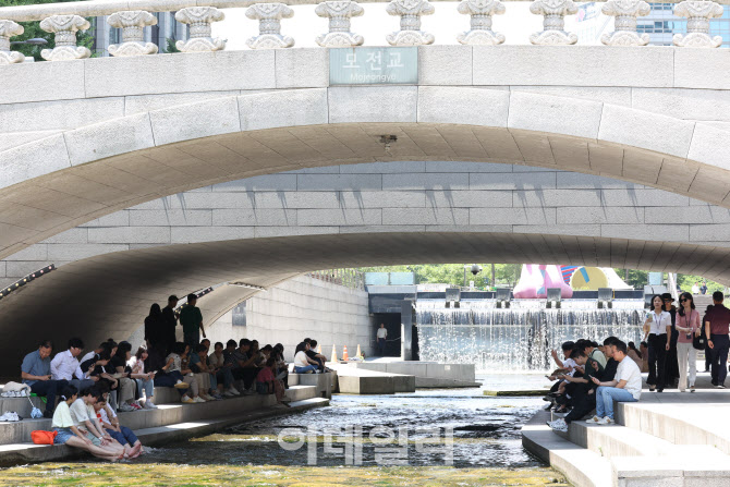 더위 식히는 시민들                                                                                                                                                                                