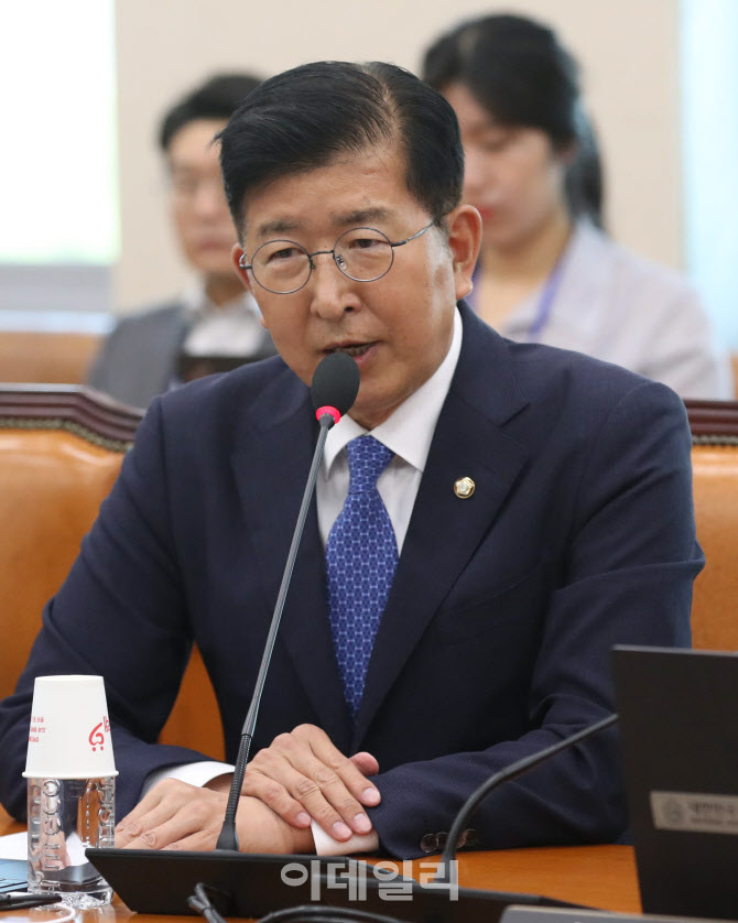 행안위 전체회의, '인사말하는 이상식 의원'                                                                                                                                               