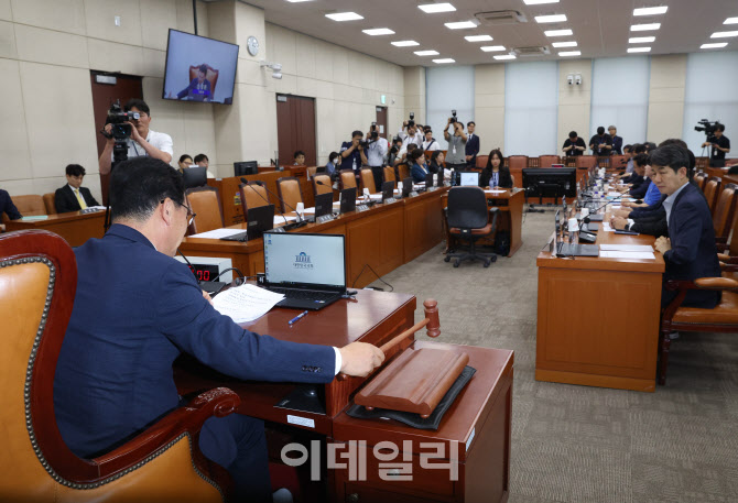 행안위 전체회의, '의사봉 두드리는 신정훈 위원장'                                                                                                                                        